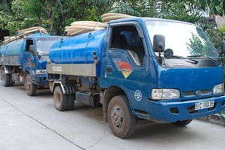 Two tanker trucks were caught red-handed while dumping waste in Tan Phong Ward in Bien Hoa City (Photo: Thanh Nien) Two tanker trucks were caught red-handed while dumping waste in Tan Phong Ward in Bien Hoa City (Photo: Thanh Nien)